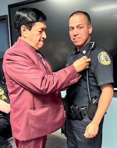 Oficial latino ascendido a teniente en Lowell 2 26 Oficial Latino ascendio1