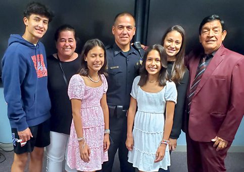 Oficial latino ascendido a teniente en Lowell