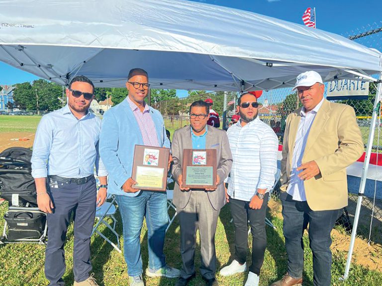 Liga de Softball Los Patriotas distingue al alcalde de Lynn