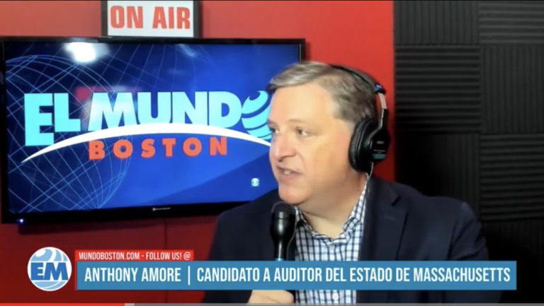 State Auditor Candidate stops by  “La Hora del Café”
