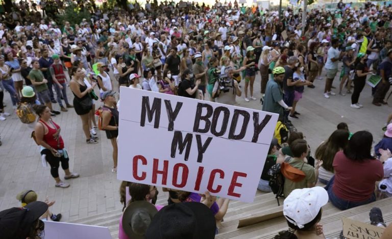 Presentan medida para restablecer acceso al aborto