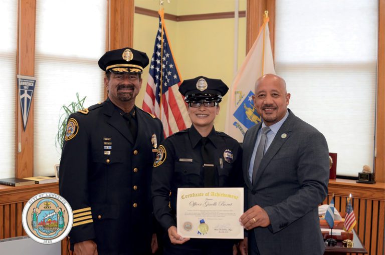 Lawrence con una nueva oficial de policía