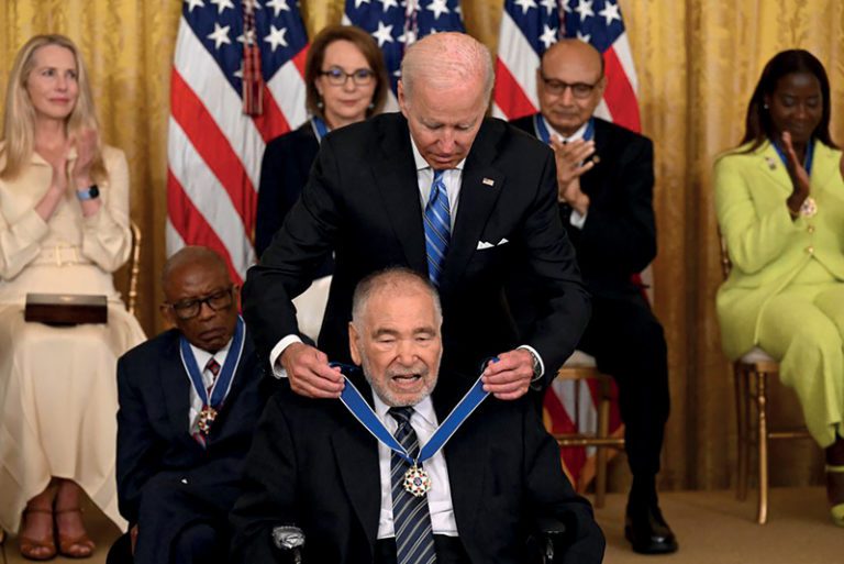 Raúl Izaguirre recibe la Medalla Presidencial de la Libertad