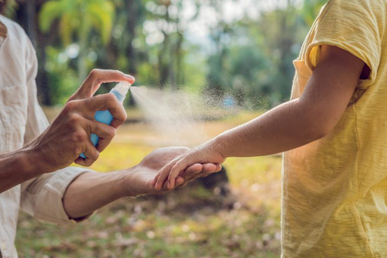 Usar repelente de insectos cuando estén al aire libre