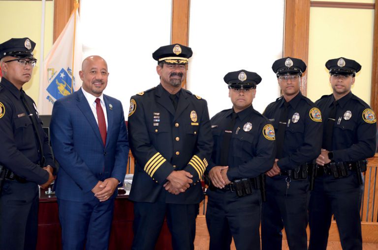 Cinco nuevos policías para Lawrence
