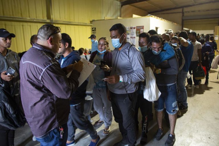 EEUU estudia tarjetas para migrantes en proceso de expulsión