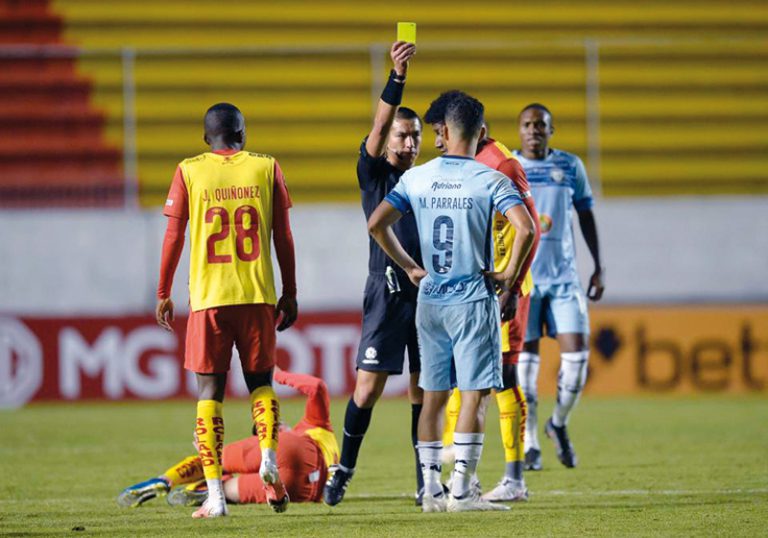 Suspendido fútbol ecuatoriano por agresión a un árbitro