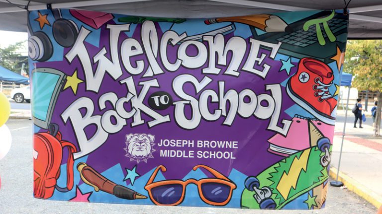 Estudiantes regresan a clases en Chelsea