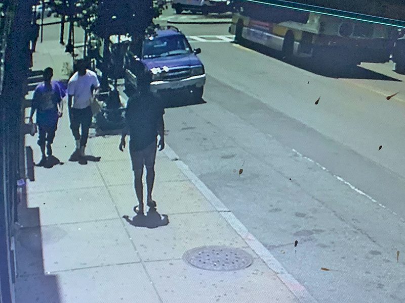 Roban carro a plena luz del día en East Boston 1 8 Robodecarro