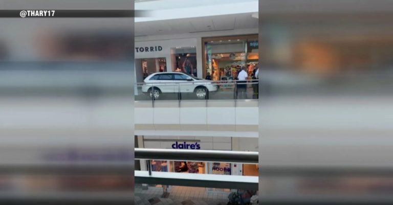 En video: Vehículo recorre pasillo de centro comercial en Braintree