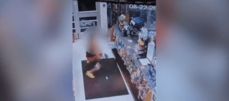 Niño captado en cámara robando tienda en Boston