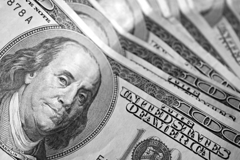 Ex director de escuela de Boston deberá pagar $10 millones en daños a ex alumno