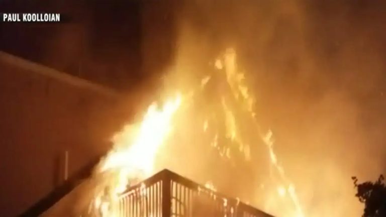 Incendio en Chelsea deja a decenas sin hogar