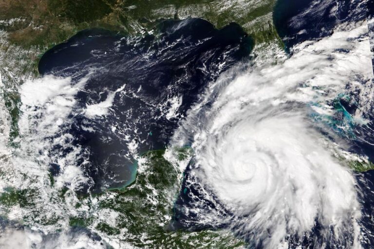 Florida se prepara para huracán nivel 4