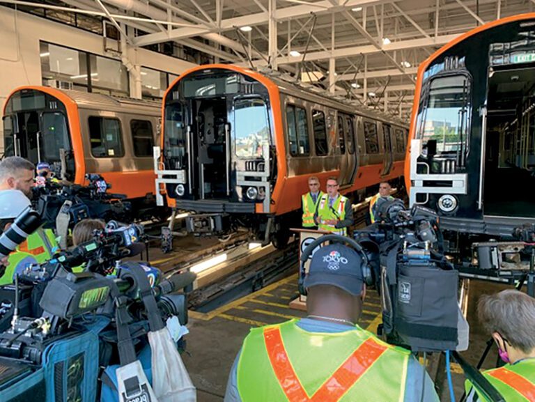 Línea Naranja reinicia servicio con autos nuevos