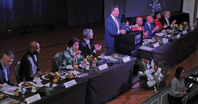 16-Desyuno_AV3 head table