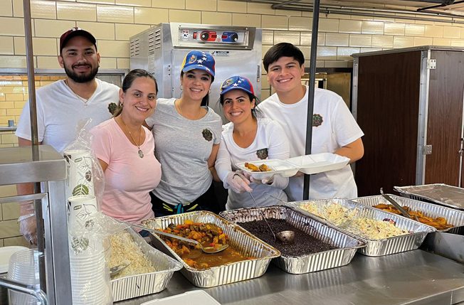 Katiuska Valiente  llevó comida y cariño a base militar de Cape Cod