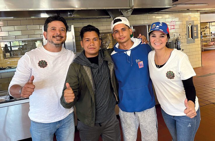 Katiuska Valiente llevó comida y cariño a base militar de Cape Cod 1 4 VenezolanosAyuda 6 e1664457786767
