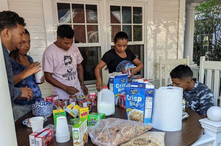 Migrantes enviados por DeSantis a Martha’s Vineyard pueden demandar a empresa de vuelos fletados