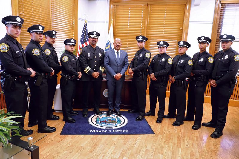 Nueve policías más para Lawrence 1 22 lawrencealcaldeconnuevospolicias1