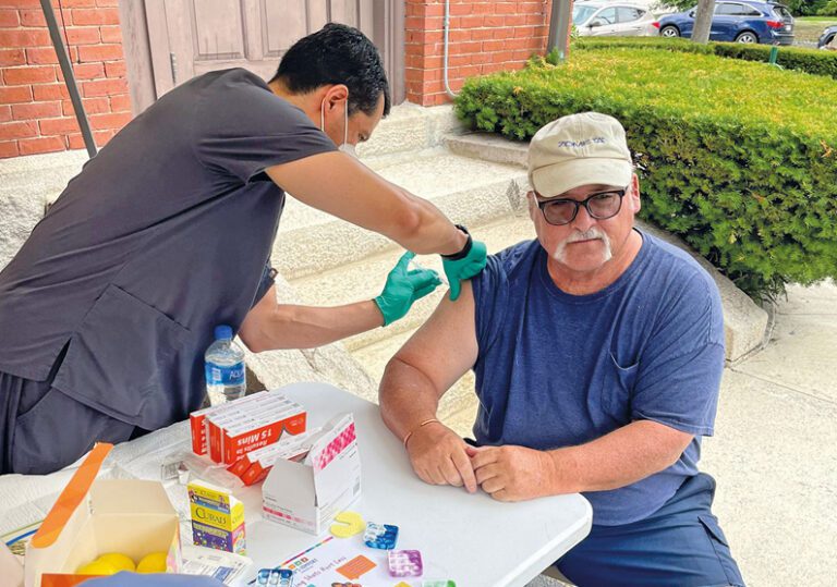 Latino Health Insurance Program lanza campaña de vacunación
