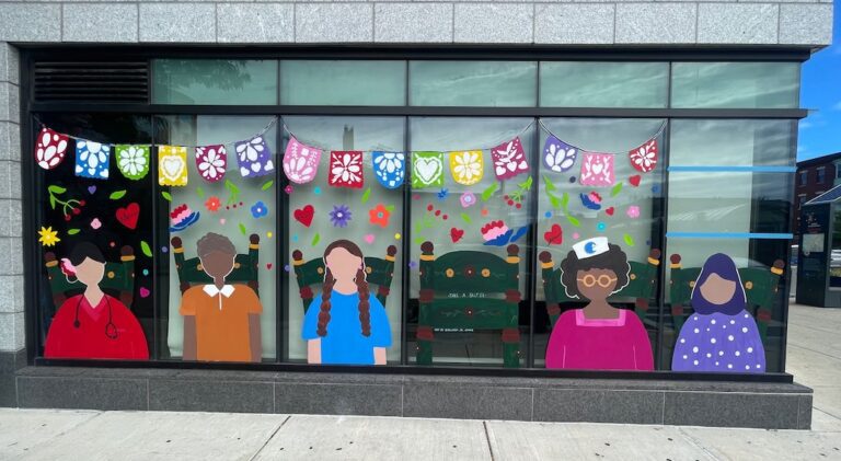 EBNHC colabora con un artista local para celebrar el Mes de la Herencia Hispana
