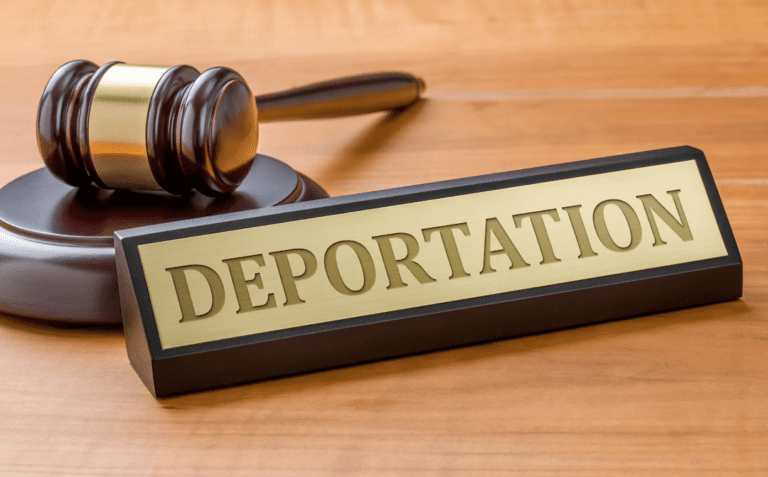 ¿Cómo pueden deportarte por no presentarte a tu corte? ¡Conoce más aquí!