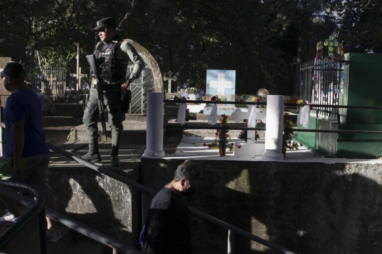 El Salvador: campaña para destruir tumbas de pandilleros