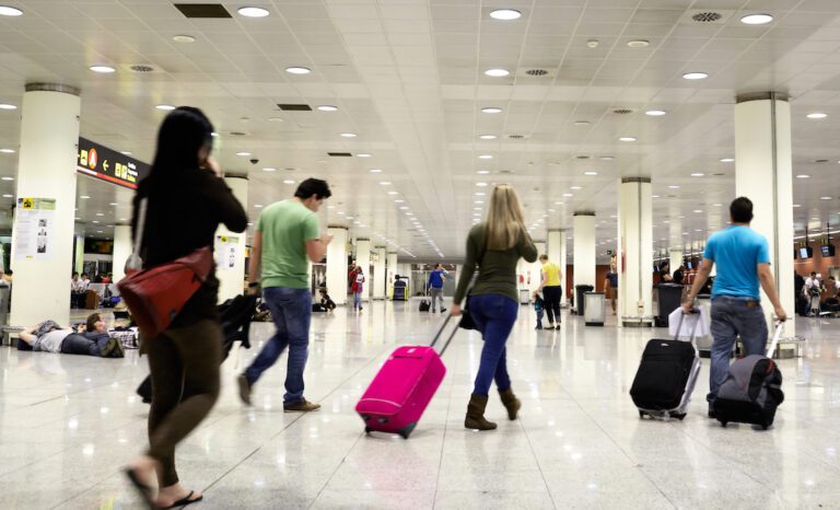 ¿Quiénes pueden solicitar un permiso de viaje?