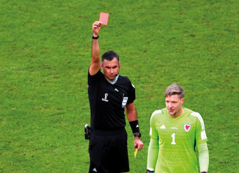 Primera tarjeta roja en Qatar22