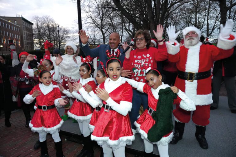 Alcalde Brian Depeña enciende  la Navidad en Lawrence
