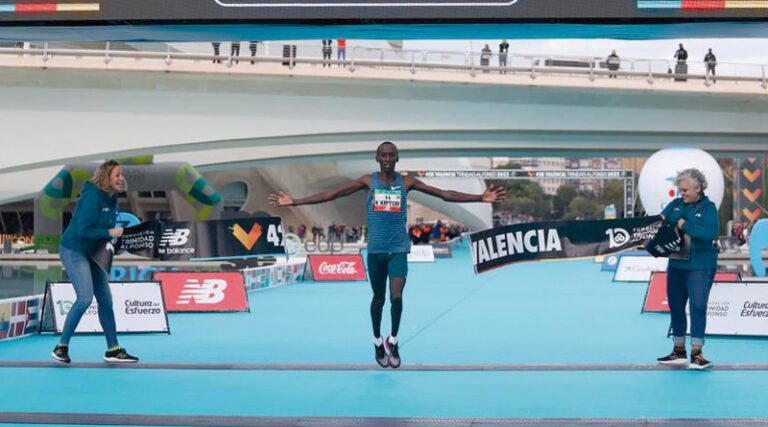 Kelvin Kiptum gana con tercer mejor tiempo histórico