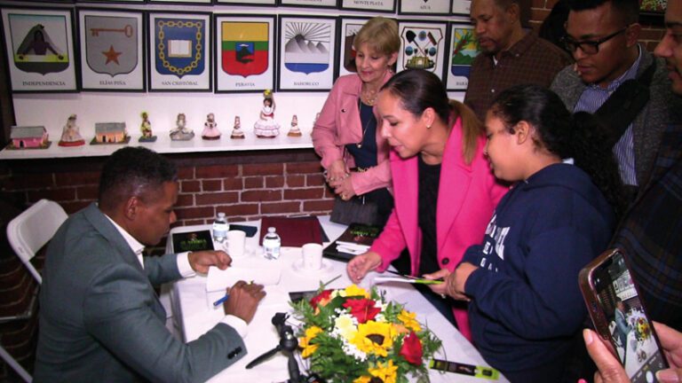 Humorista dominicano vende su libro ¿Y Ahora qué?