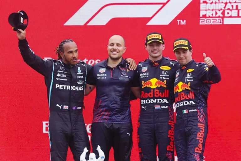 Lewis Hamilton lanzó indirecta a Checo Pérez