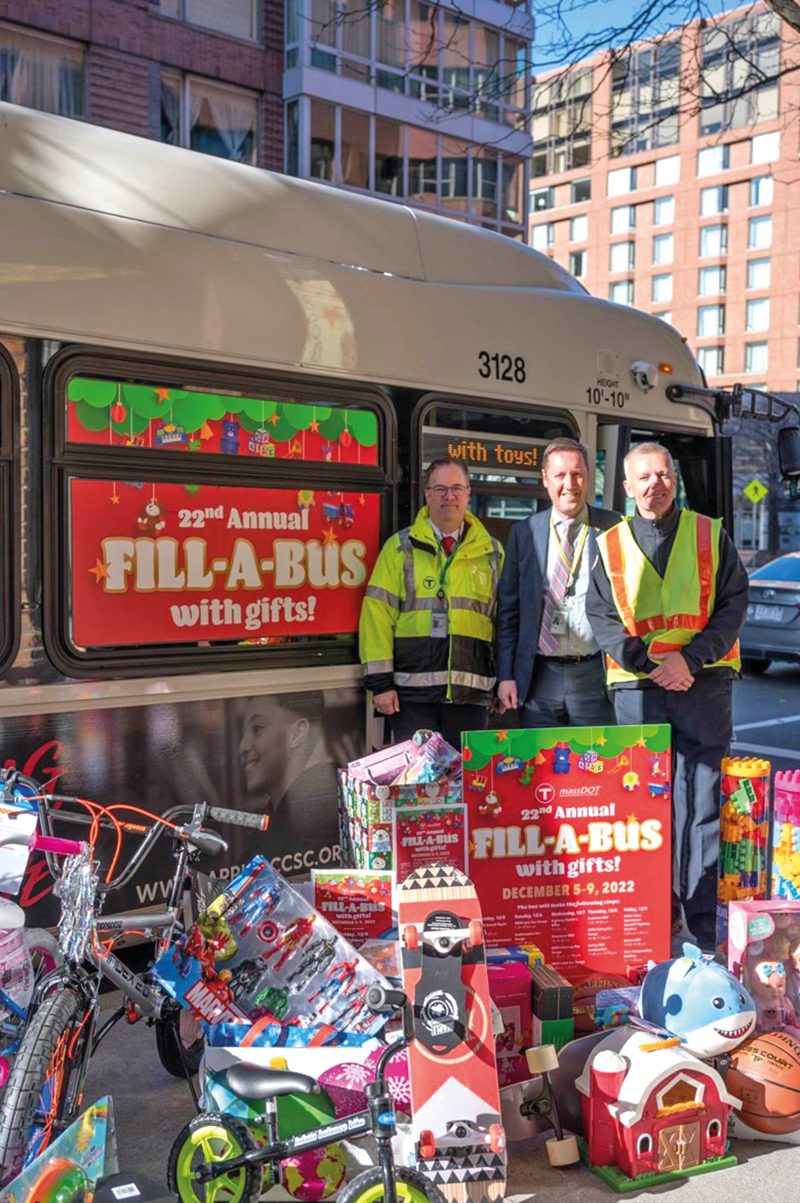 MBTA celebra el 22º evento anual Fill-A-Bus con regalos 2 4 MBTA Regalos 2