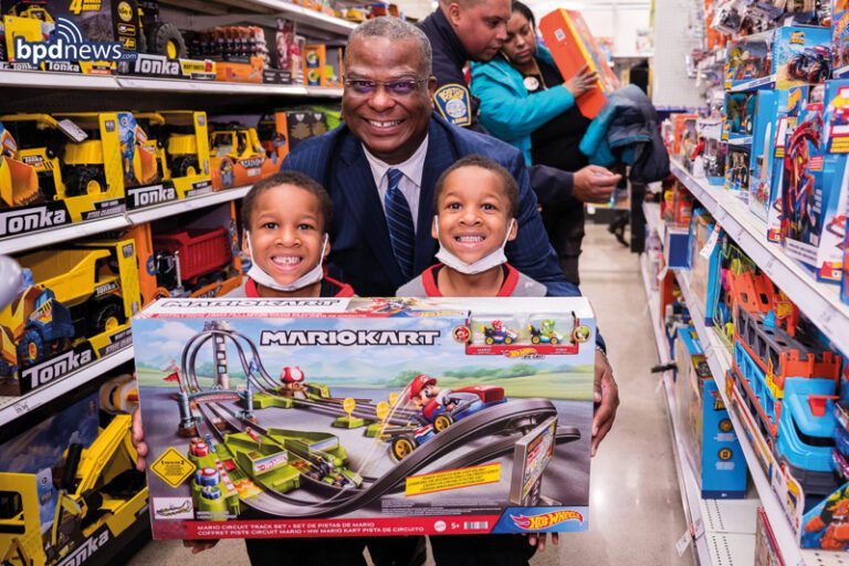 Policías disfrutan la Navidad con 400 niños de Boston