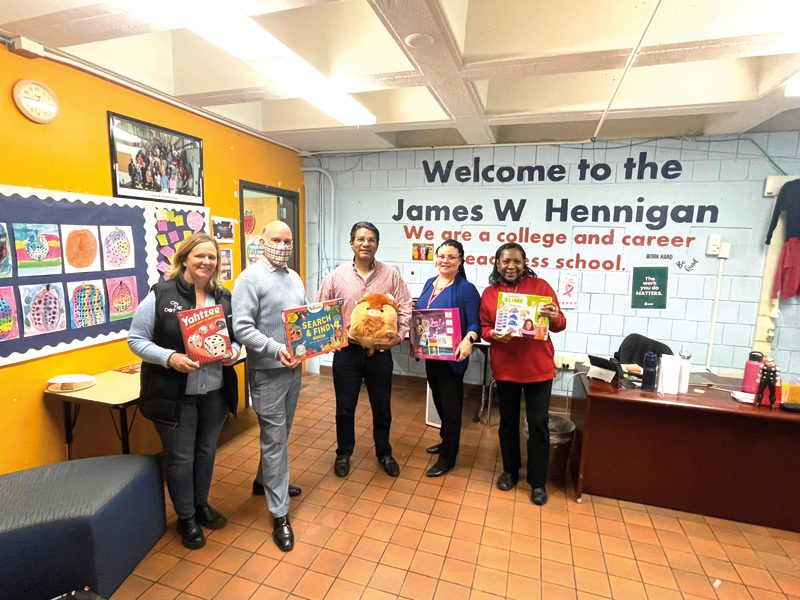Los Reyes Magos en Massachusetts 3 En el Dia de los Reyes Magos: Erin Murphy , Orlando Malave, Jorge Vargas, Dolores Joseph y Janet.