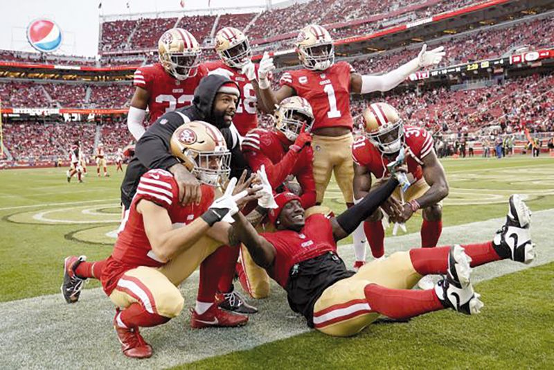 Los San Francisco 49ers celebrando su victoria