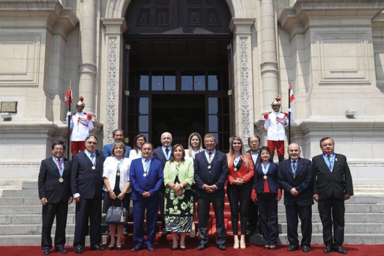 Presidenta peruana busca restablecer la paz social