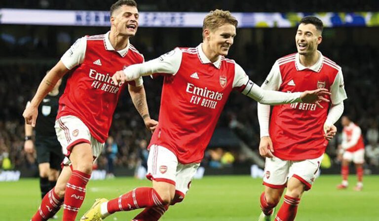 Arsenal le ganó el derbi al Tottenham