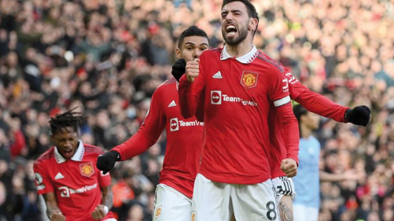 El derbi de Mánchester se tiñe de rojo