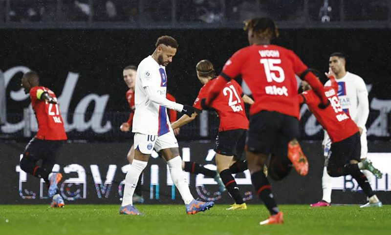 Jugadores de Rennes celebrando al rededor de Neymar