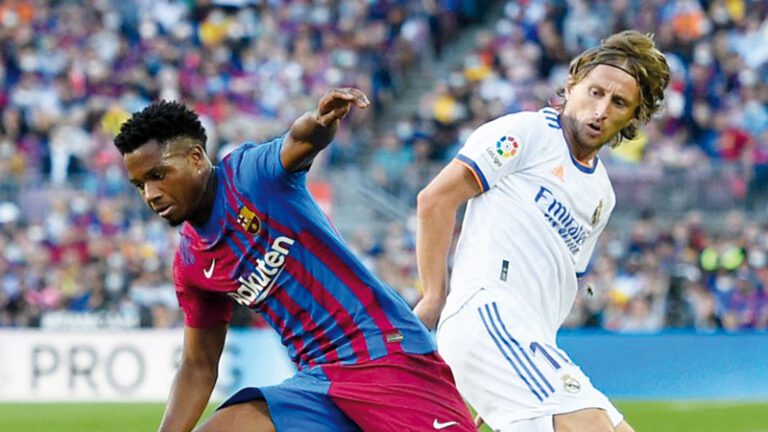 Barcelona y Real Madrid reanudan su lucha por el título