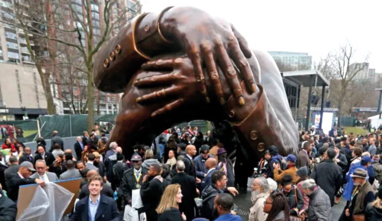 “El Abrazo”  en Boston Common