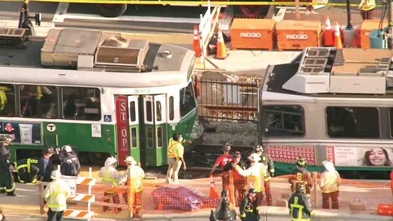 Bomberos analizan trenes después de accidente