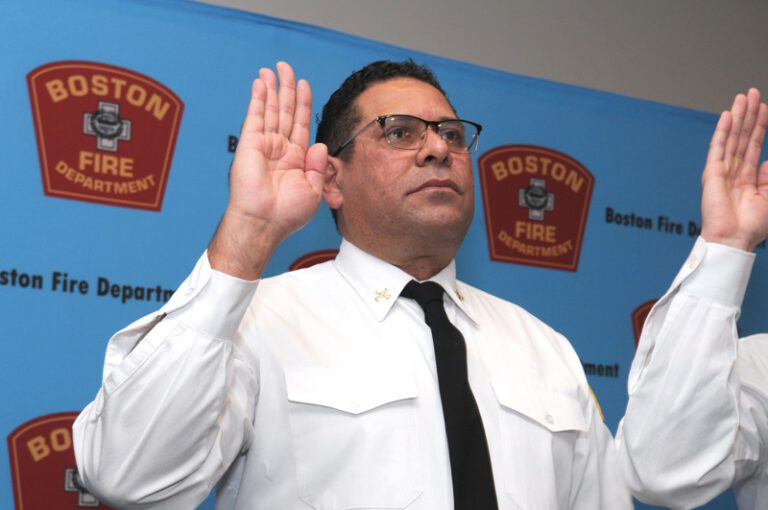 Juramenta primer dominicano jefe de bomberos en Boston