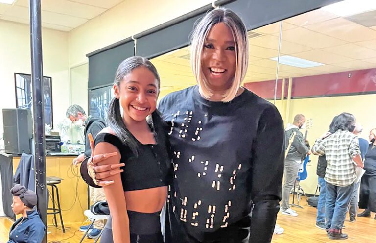 Joven dominicana en la película de Whitney Houston