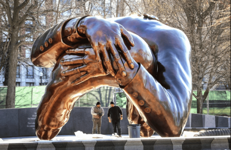 “Este monumento es un llamado a abrazarnos más”