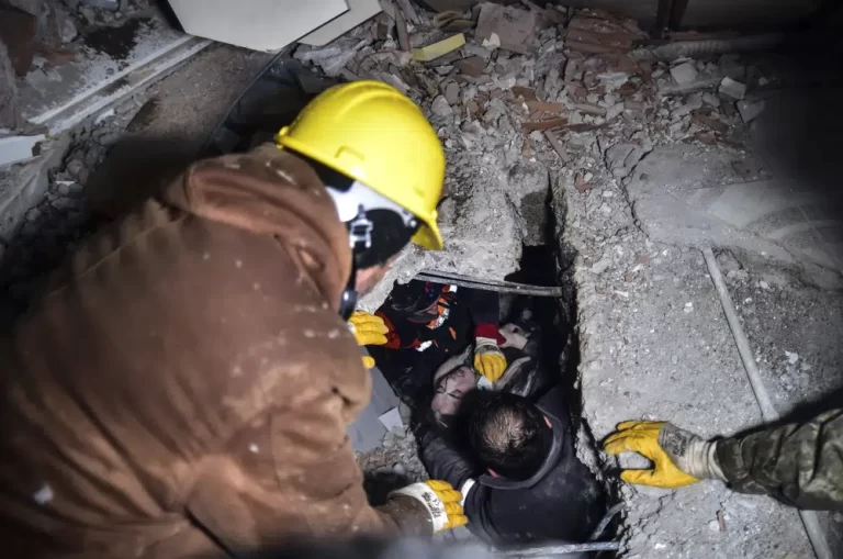 Más de 11.000 muertos apagan la esperanza en Turquía y Siria