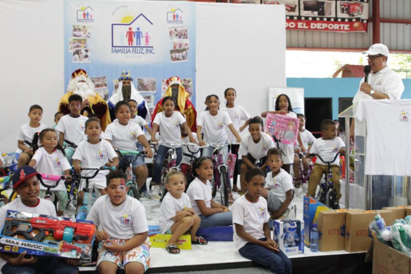 Misión País Familia Feliz llevó alegría y juguetes a niños de Boston y de la República Dominicana